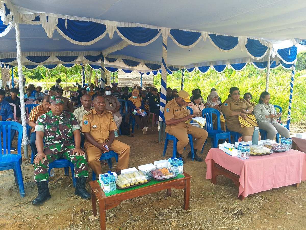 Babinsa Koramil 1710-03/Kuala Kencana Hadiri Pembukaan Sekolah Lapang Pertanian di Distrik Iwaka