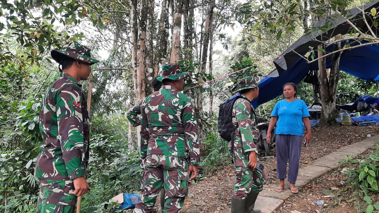 “Keselamatan Nomor Satu”, Babinsa Candipuro Imbau Warga Tak Kembali ke Rumah Saat Cuaca Buruk