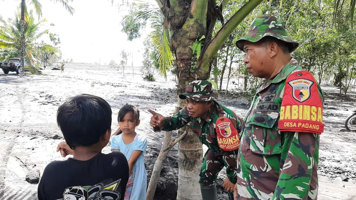 Tidak Hanya Bertempur, TNI Lumajang Jadi Garda Terdepan Pemulihan Psikologis Anak Pasca Bencana