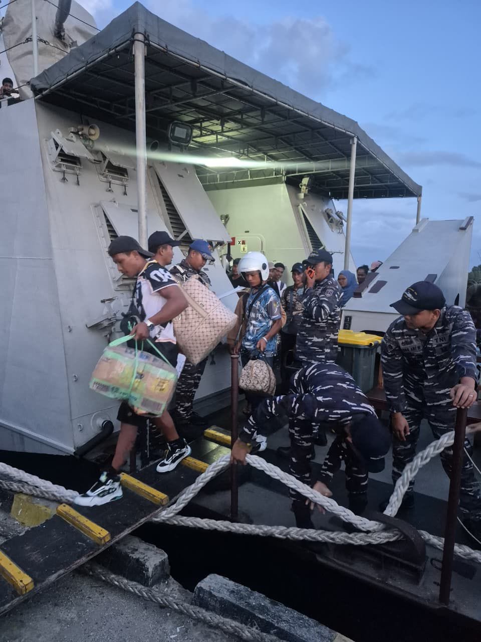 Respons Cepat KRI Panah-626 Evakuasi Penumpang KM Cantika Lestari 9C yang Kandas di Teluk Weda