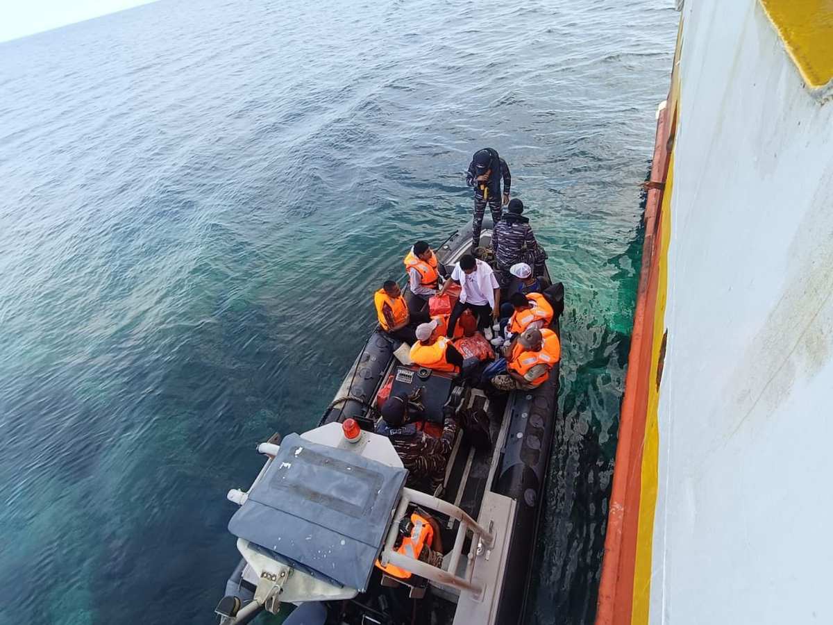 Profesionalisme TNI AL: KRI Panah-626 Evakuasi 51 Penumpang KM Cantika Lestari 9C yang Kandas di Teluk Weda