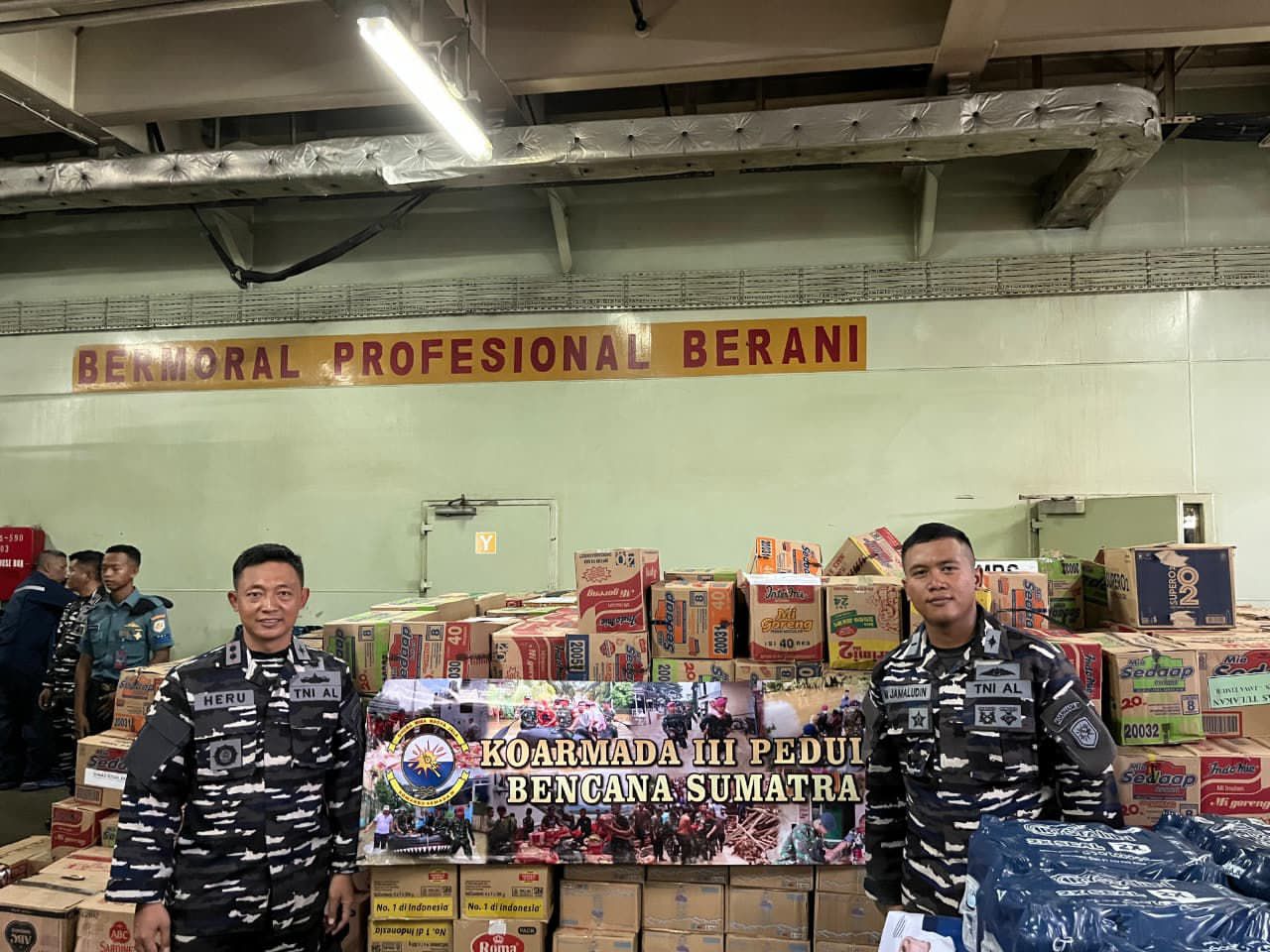Armada III Peduli Bangsa: Panglima Armada III Serahkan Bantuan Kemanusiaan untuk Korban Bencana di Sumatera