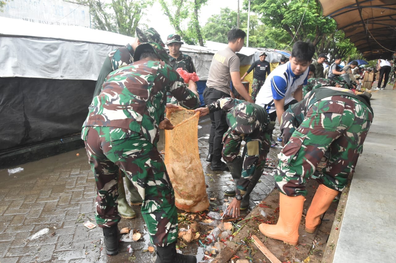 Kodim 1002/HST Gelar Karya Bakti Bersihkan Pasar Kramat Barabai Sambut Hari Juang TNI AD ke-80 dan HUT Korem 101/Antasari