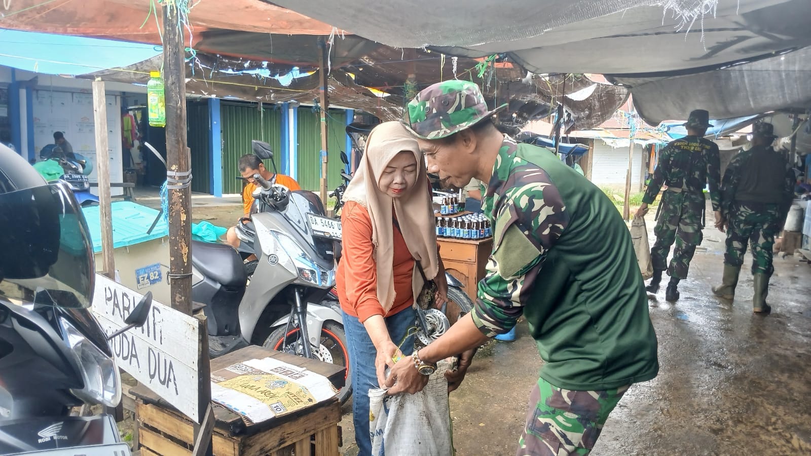 Dengan Semangat Kebersamaan, Kodim 1008 Laksanakan Pembersihan Pasar Rakyat Tanjung