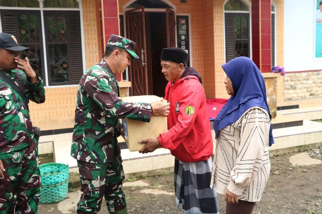 Dandim Iwan Hermaya Koordinasikan Karya Bakti dan Jembatan Darurat di Lokasi Bencana Tiris