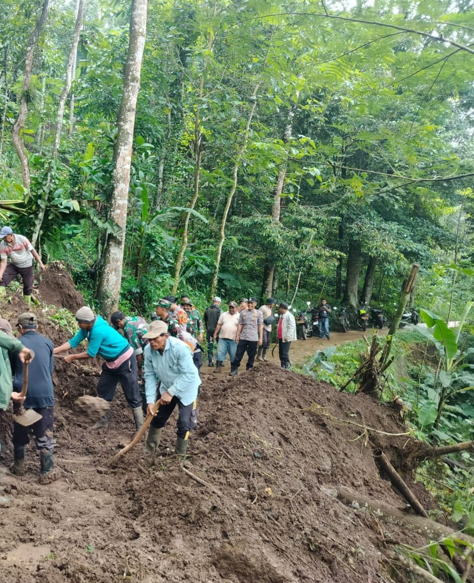 IMG-20251214-WA0043 Sigap Hadapi Dampak Cuaca Ekstrem, Danramil Tiris Turun Langsung Pantau Wilayah