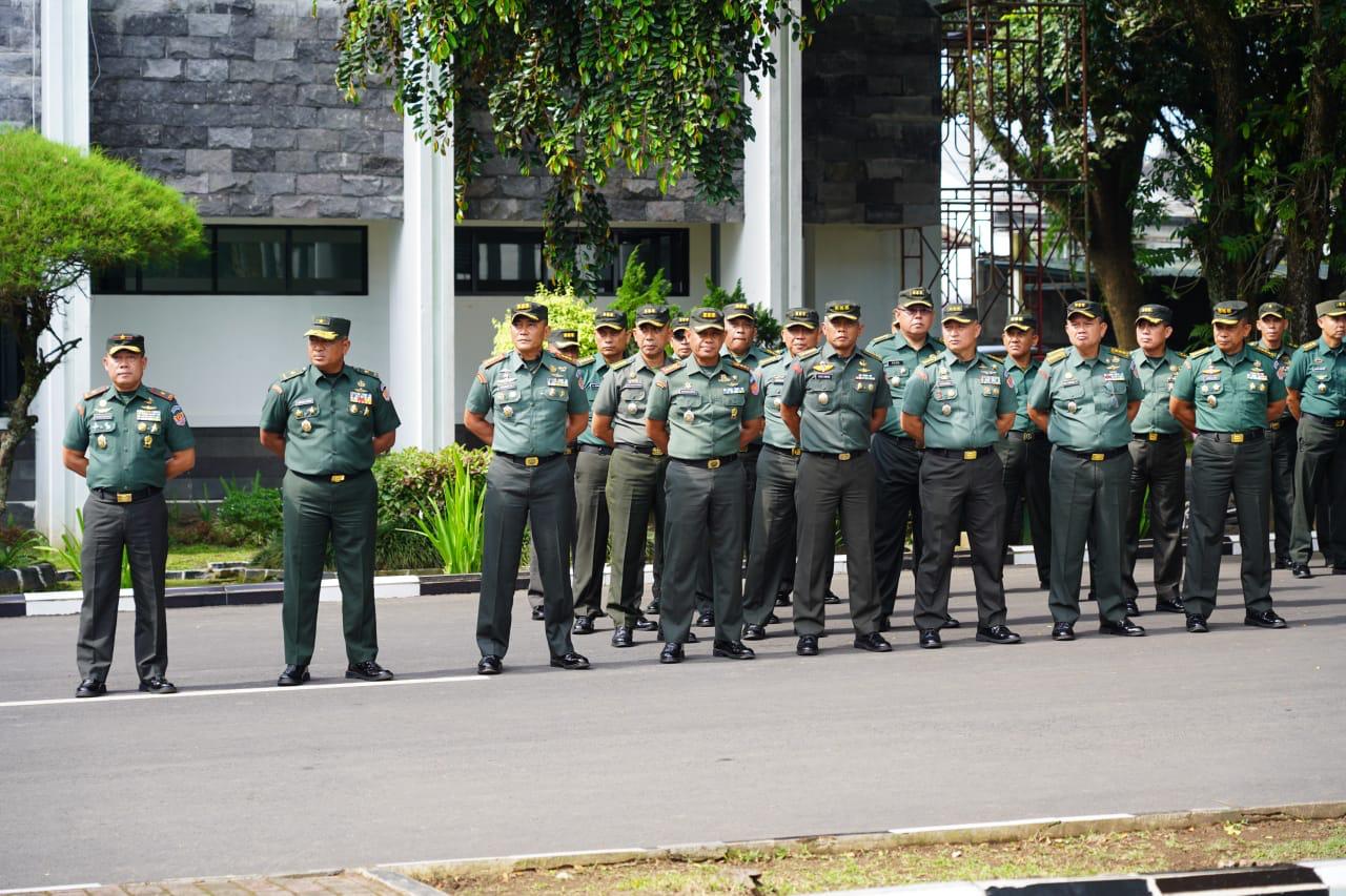Gubernur Akmil Pimpin Laporan Pemberangkatan Cuti Natal dan Tahun Baru Taruna TP 2025/2026