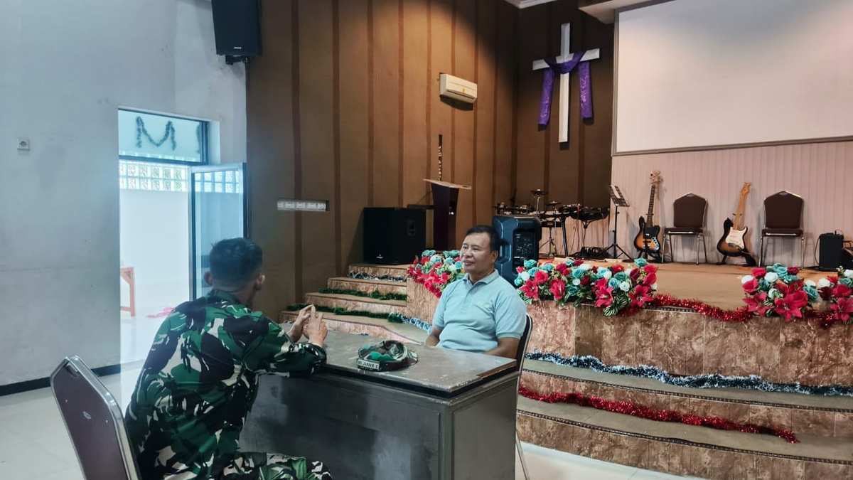 Babinsa Kraksaan Pererat Silaturahmi dengan Tokoh Gereja di Sidomukti