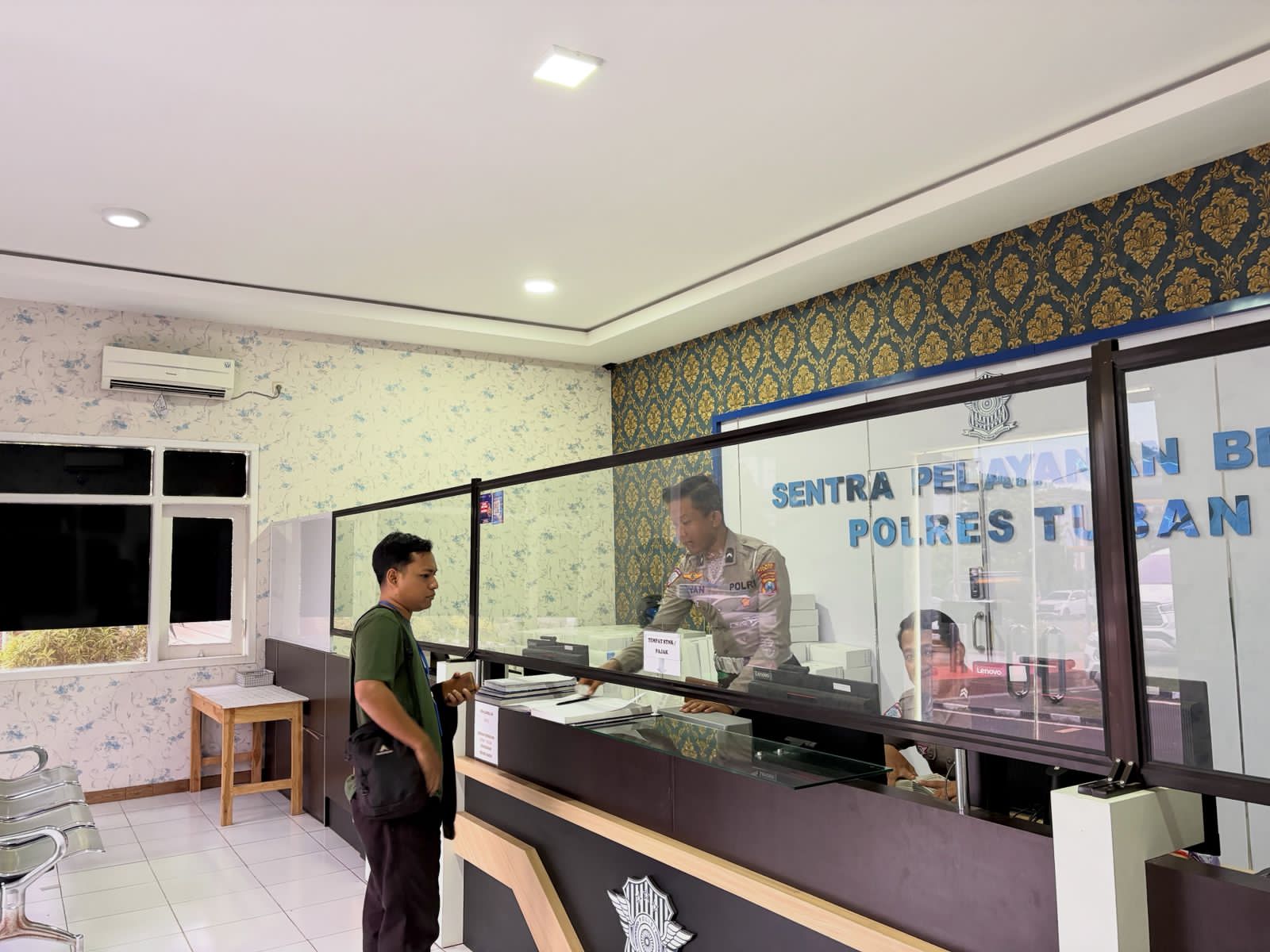 Pagi Penuh Kehangatan: Polisi Tuban Sambut Warga Dengan Senyuman dan Edukasi