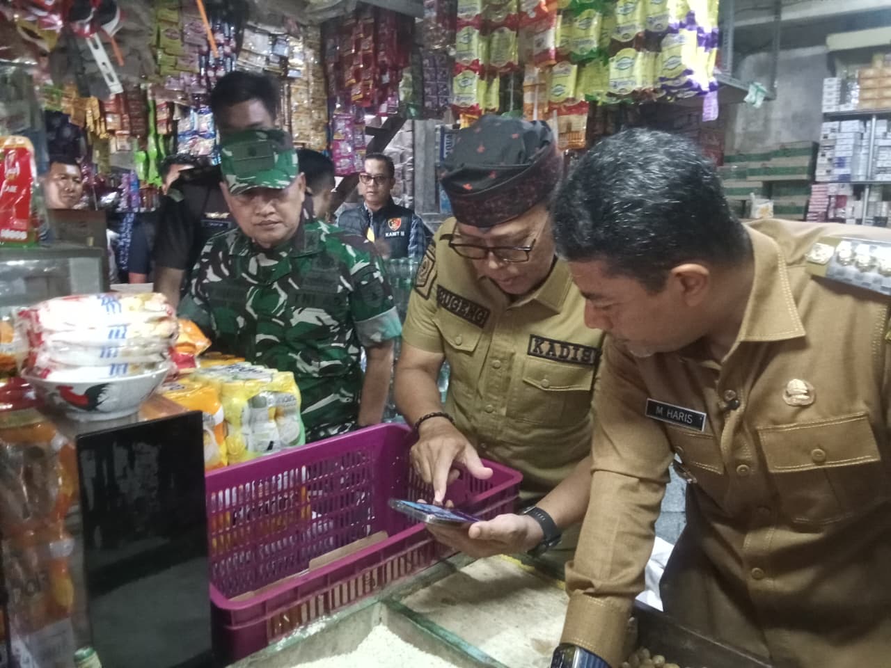 Mewakili Dandim, Pabung Kodim 0820 Cek Pasar hingga Gerbang Wisata Bromo Bersama Forkopimda