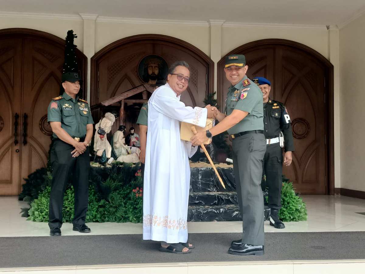 IMG-20251225-WA0095(1) Anjangsana Natal, Dandim 0820/Probolinggo Pastikan Umat Kristiani Beribadah dengan Aman dan Nyaman