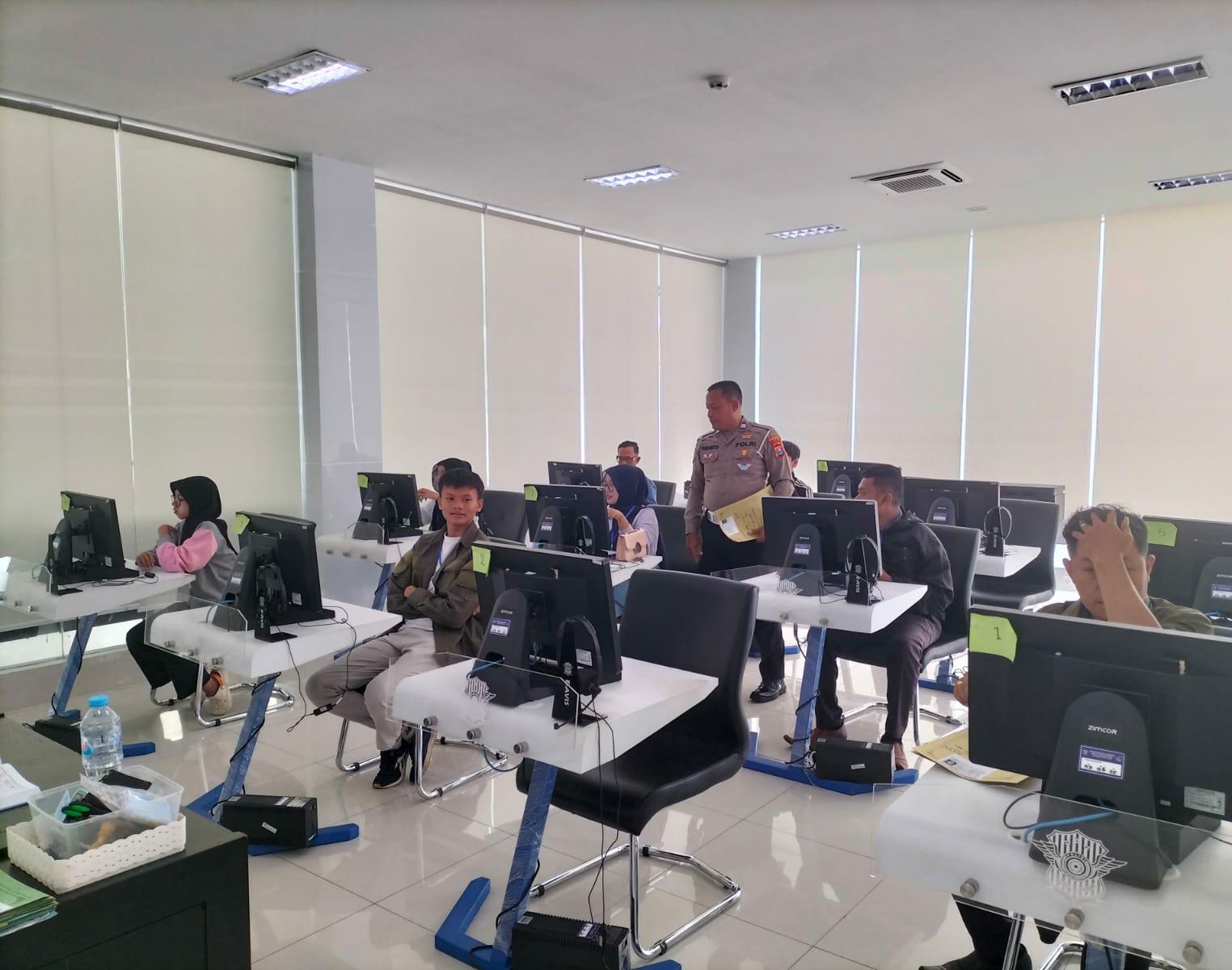 Petani Duduk Sejajar Polisi: Pemandangan Langka yang Menggetarkan Hati di Tuban