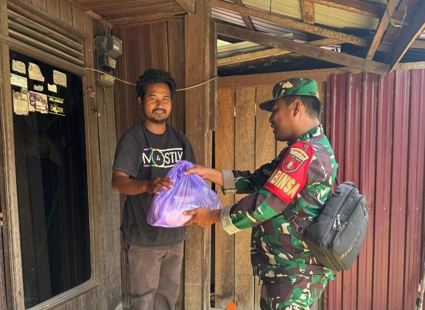 Luapan Sungai Tabalong Sebabkan Banjir, Babinsa dan Kades Pudak Setegal Bergerak Salurkan Bantuan
