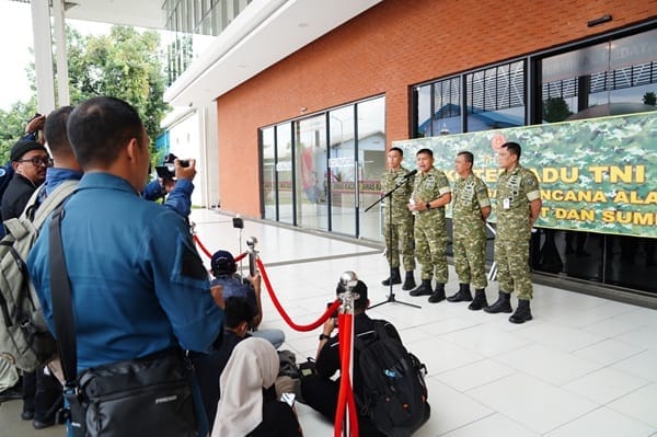 Bantuan Tanpa Henti: Pesawat Udara, Kapal Perang, hingga Pasukan Jalan Kaki Menembus Daerah Terisolir
