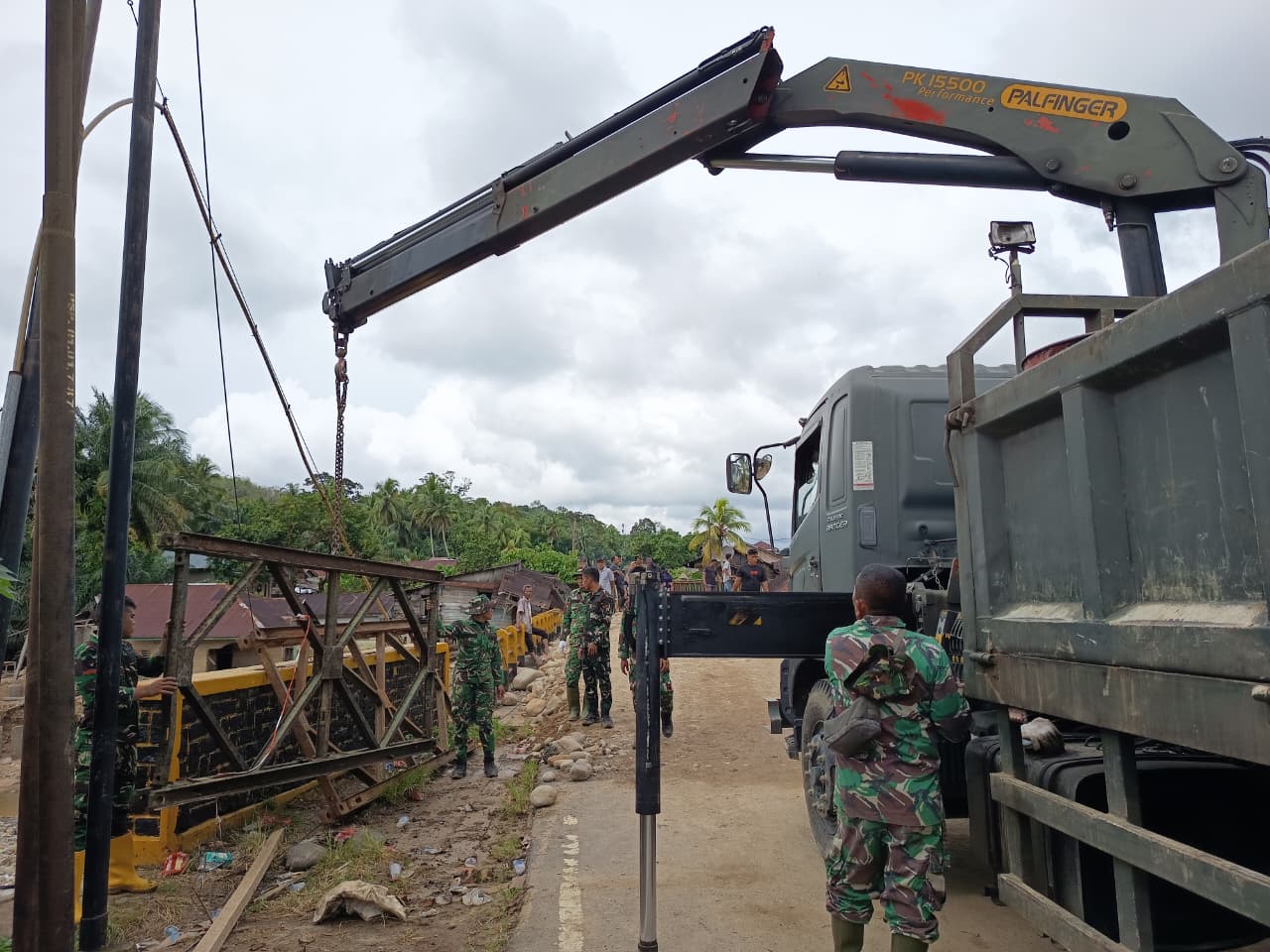 WhatsApp Image 2025-12-11 at 08.44.16 Yonzipur I/DD Rampungkan Pemasangan Jembatan Bailey di Anggoli