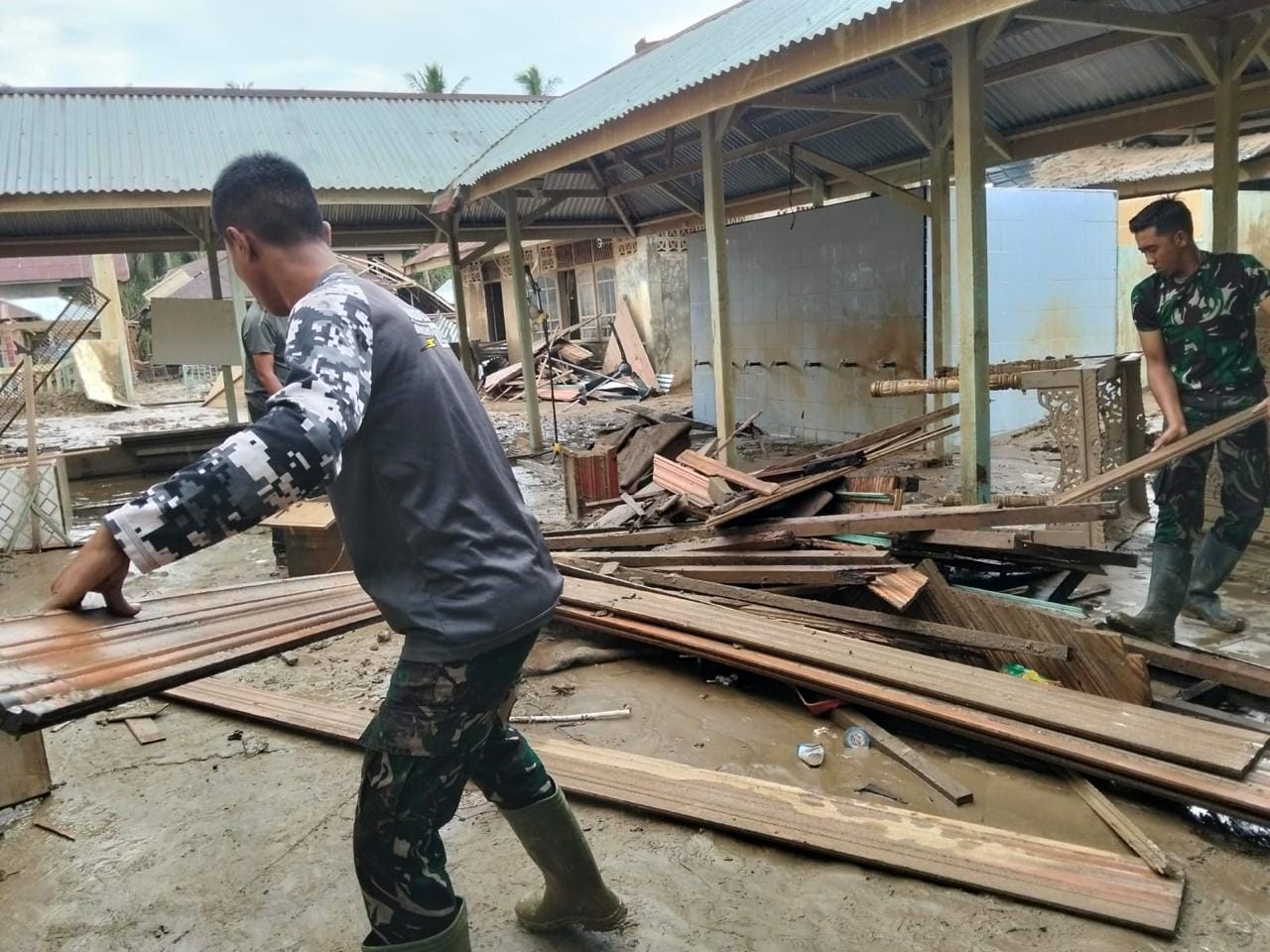 WhatsApp Image 2025-12-14 at 20.12.43 Prajurit TNI Bersama Warga Bersihkan Masjid Tanah Merah Pasca Banjir Aceh Utara