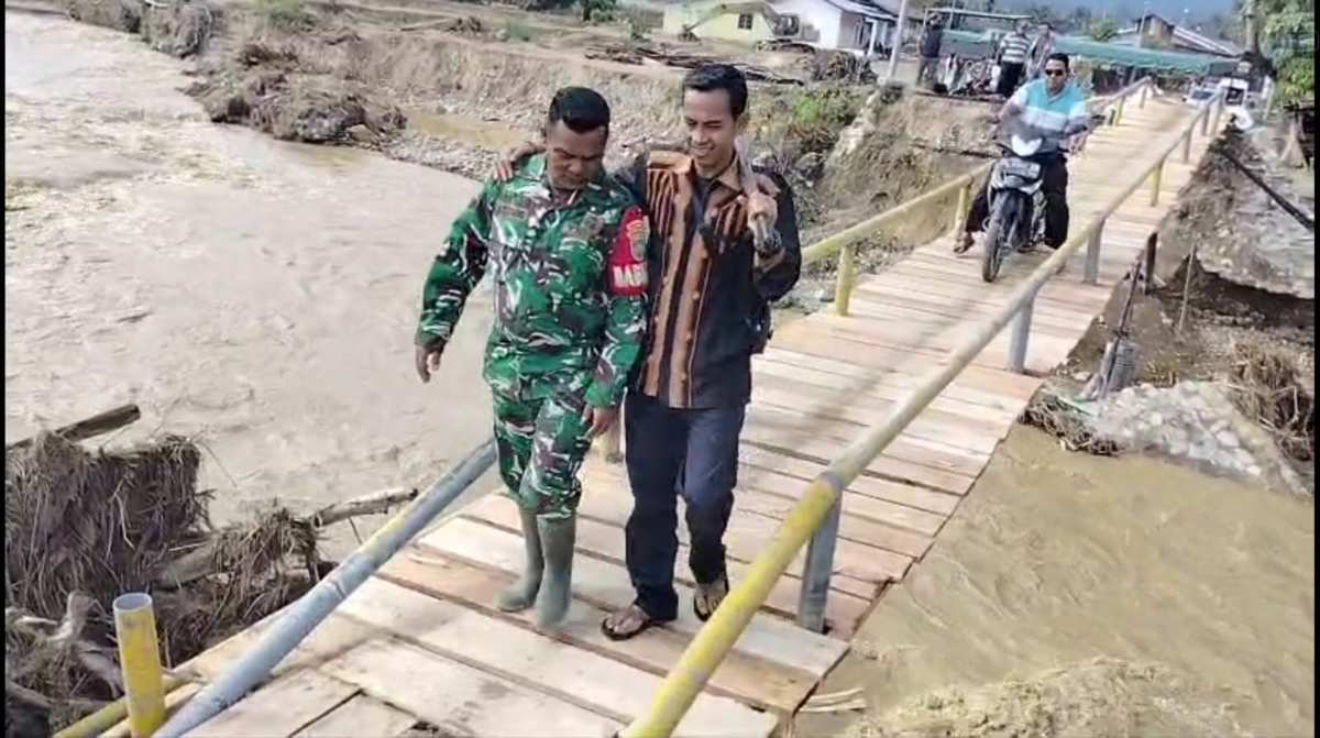 TNI dan Warga Gotong Royong Bangun Jembatan Darurat di Gayo Lues