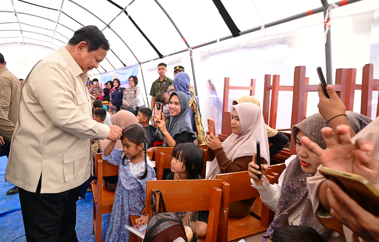 Panglima TNI Dampingi Presiden RI Tinjau Pengungsi, Huntara, dan Infrastruktur di Sumbar