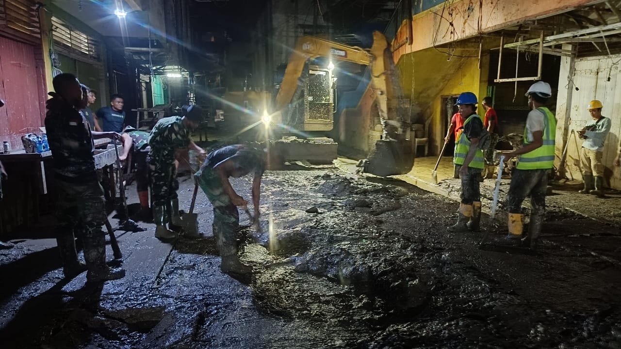 Hingga Larut Malam, Prajurit TNI Lanjutkan Pembersihan Pasar Aceh Tamiang