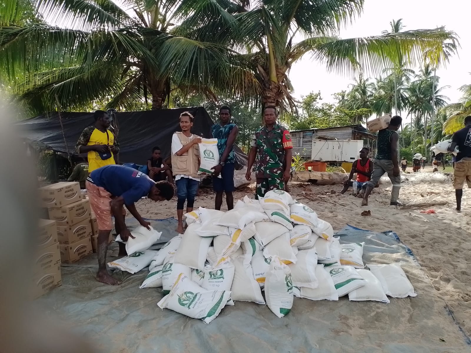 Agar Berjalan Dengan Lancar dan Tepat Sasaran, Babinsa Koramil Kokonao Dampingi Petugas Bulog Salurkan Bantuan Raskin