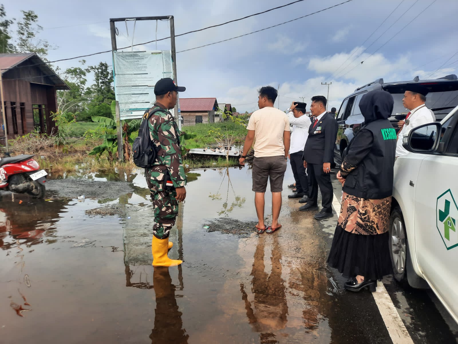 TNI–Pemda Bersinergi, Babinsa Dampingi Bupati HST Tinjau Wilayah Banjir