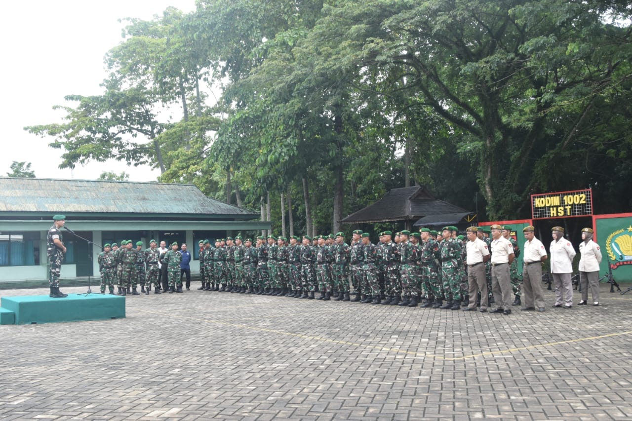 IMG-20260105-WA0083 Dandim 1002/HST Berikan Jamdan Usai Pimpin Upacara Pengibaran Bendera Merah Putih
