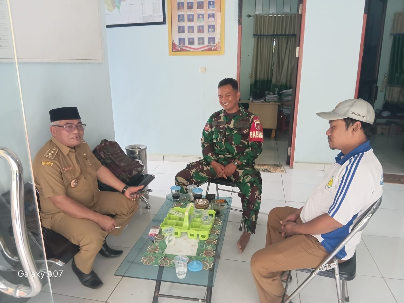 Babinsa Koramil Muara Uya–Jaro Anjangsana ke Kantor Desa Uwie, Perkuat Sinergi dan Silaturahmi