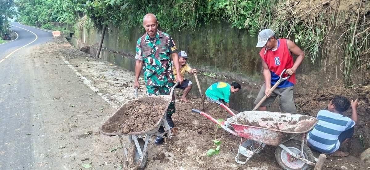 Material Longsor Tutup Jalan, Babinsa Kodim 1505/Tidore Serma Iwan Bersama Warga Turun Tangan