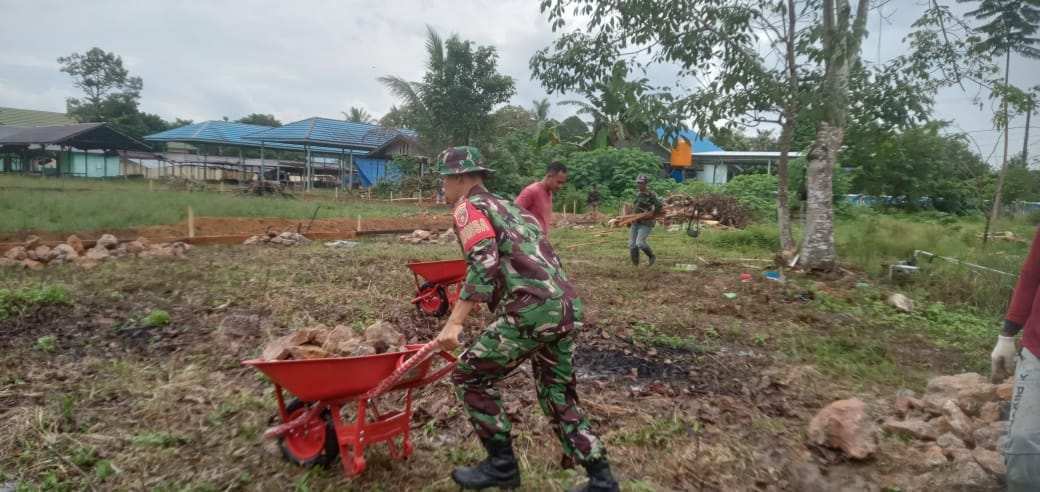Babinsa Koramil 1008-01/Muara Uya–Jaro Pantau Pembangunan KDKMP di Desa Ribang