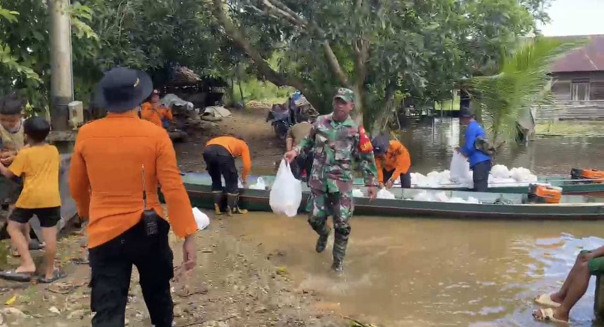 Terobos Genangan Air, Babinsa dan Bupati HST Tinjau Banjir Kayu Rabah