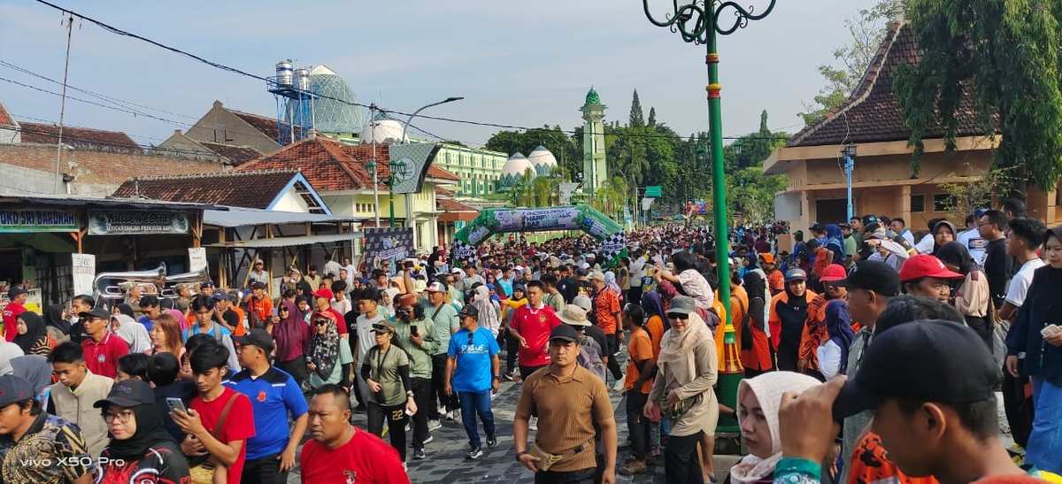 Danramil Kraksaan Hadiri Happy Walk Sae Hari Lingkungan Hidup Nasional 2026 di Alun-alun Kraksaan