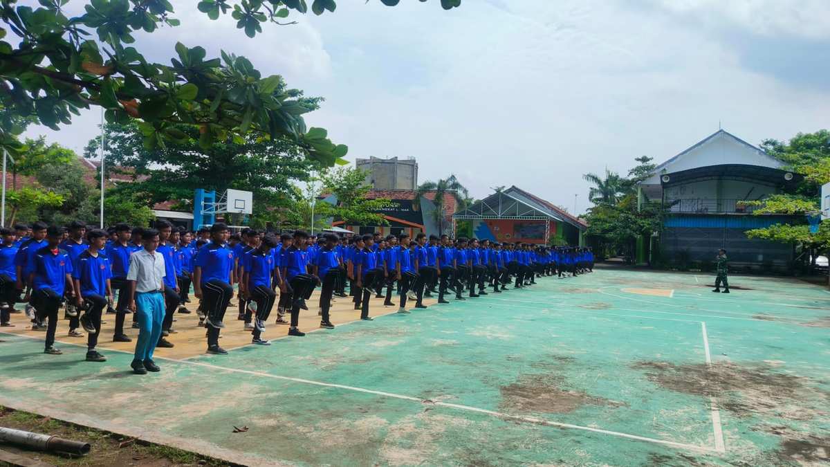 Babinsa Koramil 0820/12 Kraksaan Berikan Materi PBB kepada 600 Siswa SMK Negeri 2 Kraksaan