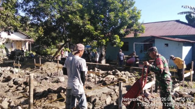 Semangat Gotong Royong, Babinsa dan Warga Bangun Pondasi Rumah