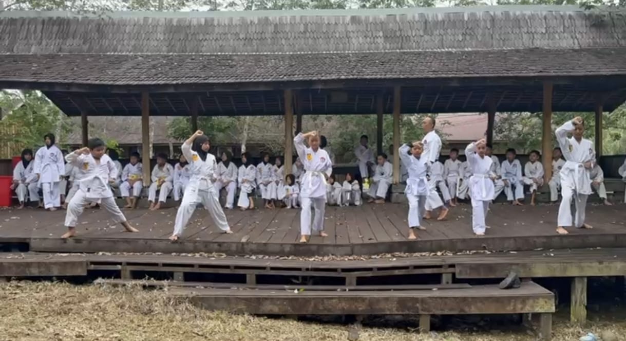 Babinsa Barabai Beri Motivasi Karateka HST dalam Gashuku dan UKT Sabuk
