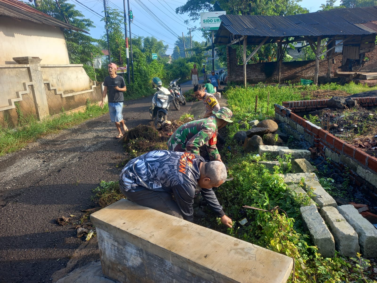 Kebersamaan Babinsa dan Warga Warnai Kerja Bakti di Jalan Langsep Pakistaji