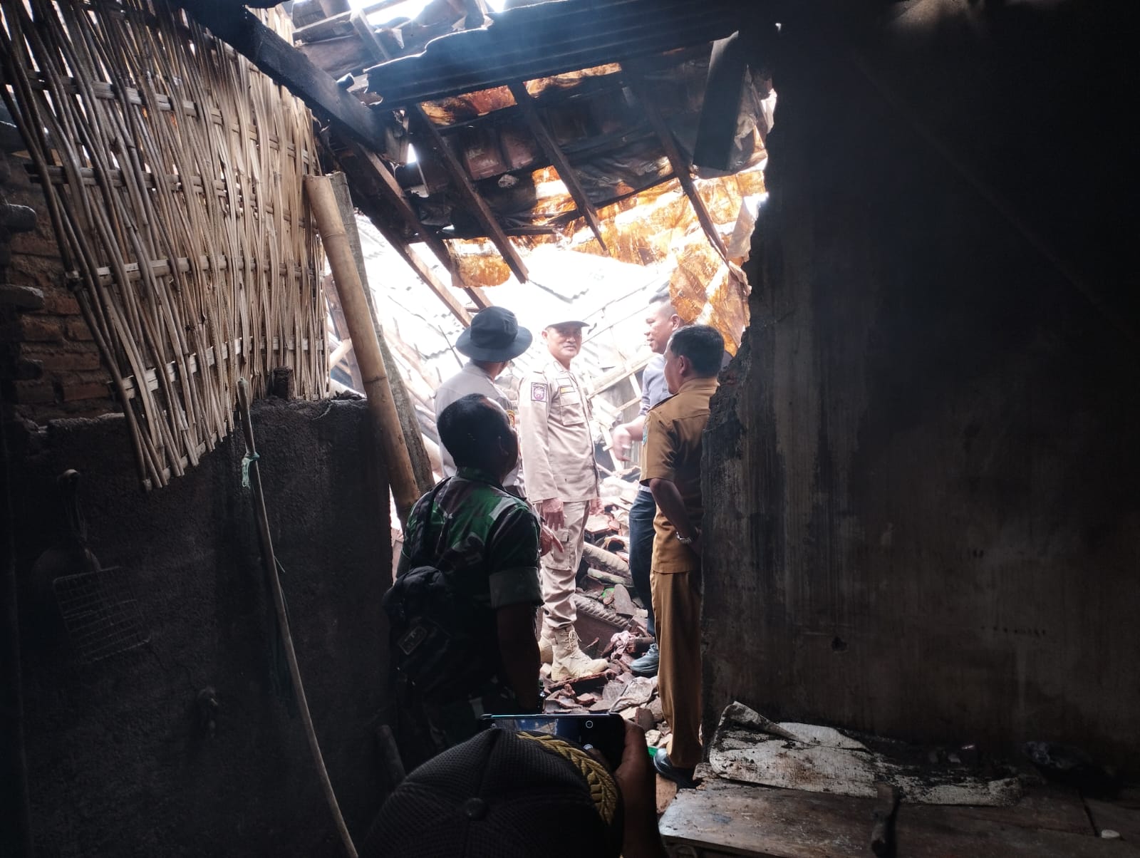 Koramil Tiris Bersama Jajaran Muspika Membantu Korban Bencana Hujan Deras Disertai Angin Kencang