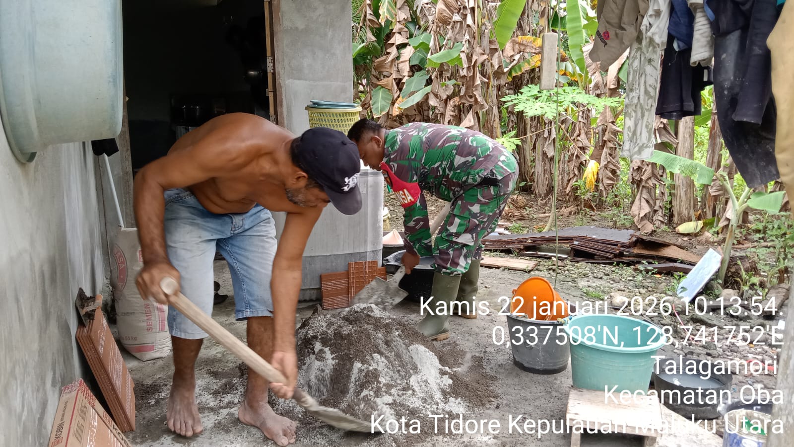 Tak Cuma Jaga Wilayah, Babinsa Kodim Tidore Ikut Adukan Semen Bangun Rumah Warga