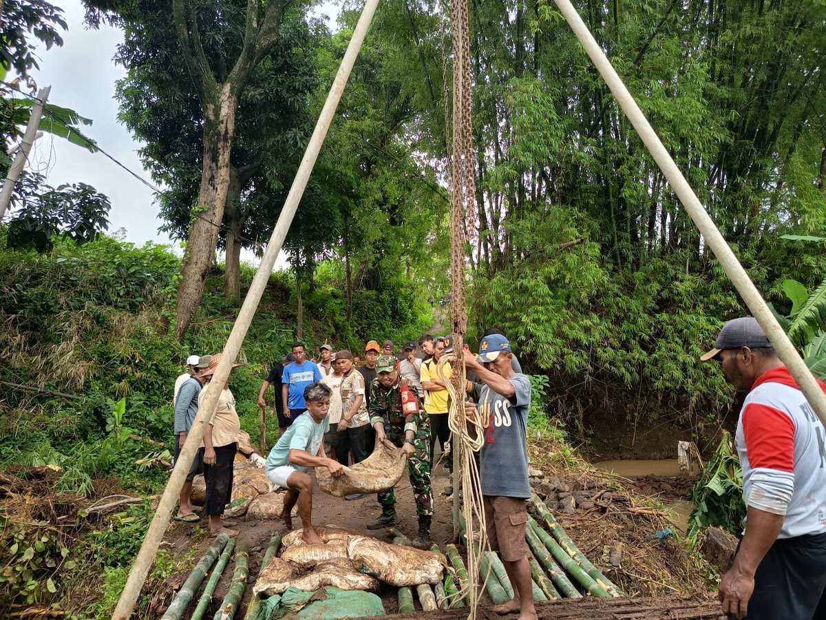 Putus Diterjang Banjir, Koramil Maron Kerja Bakti Membangun Jembatan Di Desa Satreyan