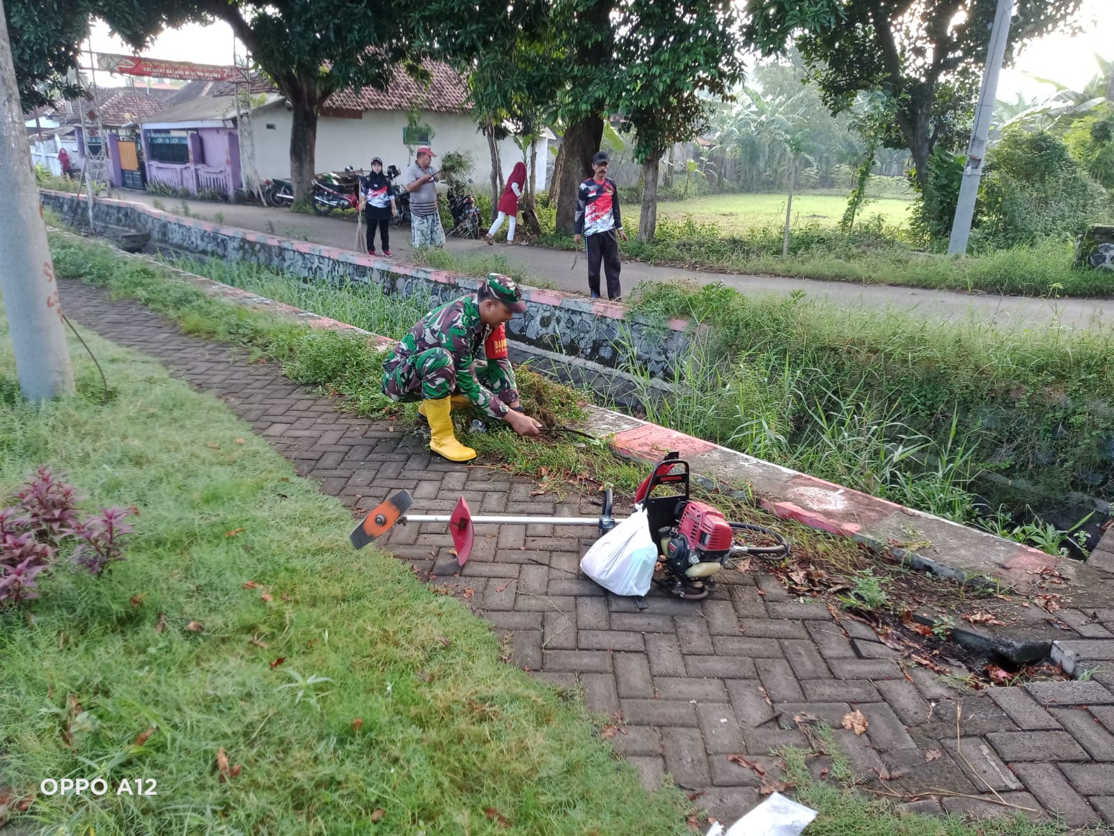 Babinsa Koramil 0820-03/Leces Laksanakan Komsos dan Kerja Bakti Bersama Warga Desa Leces