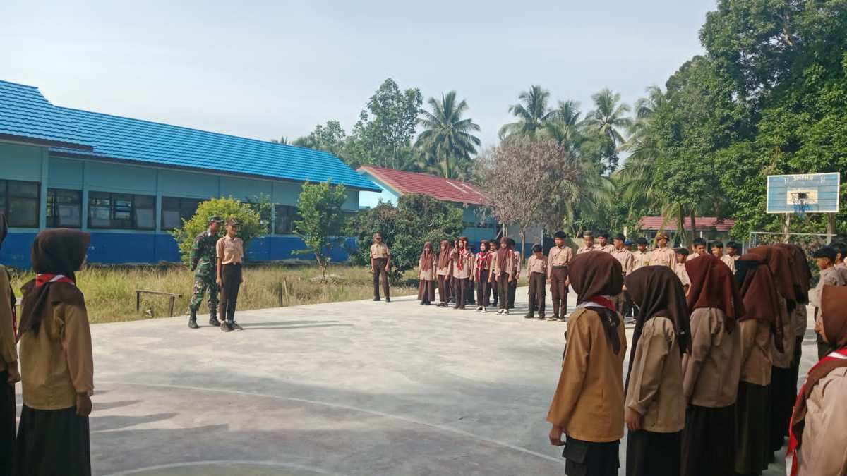 Peran Babinsa dalam Pembinaan Generasi Muda Melalui Kegiatan Pramuka di SMPN 9 HST
