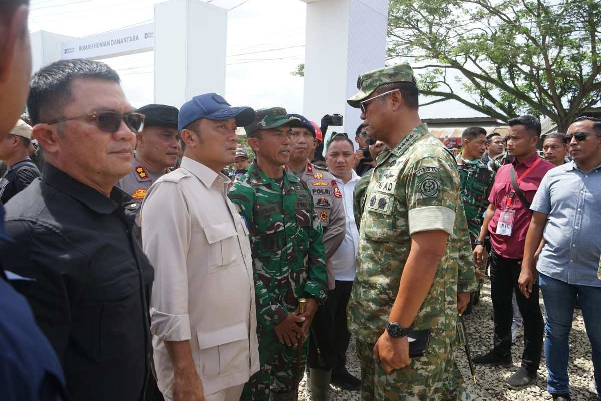 Wakil Panglima TNI Dampingi Presiden RI Tinjau Pembangunan Rumah Hunian Danantara di Aceh Tamiang