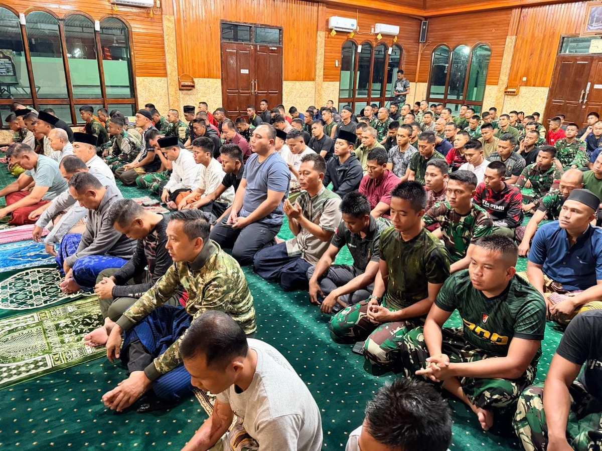 Panglima TNI Sholat Subuh Berjamaah Bersama Prajurit Satgas Pamtas RI-PNG Mobil