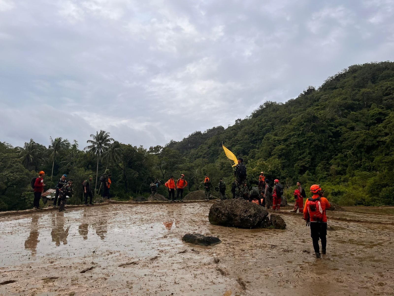 Tergabung dalam Tim SAR Gabungan, Prajurit Lanud Sultan Hasanuddin Tembus Medan Curam Evakuasi Korban ATR 42-500