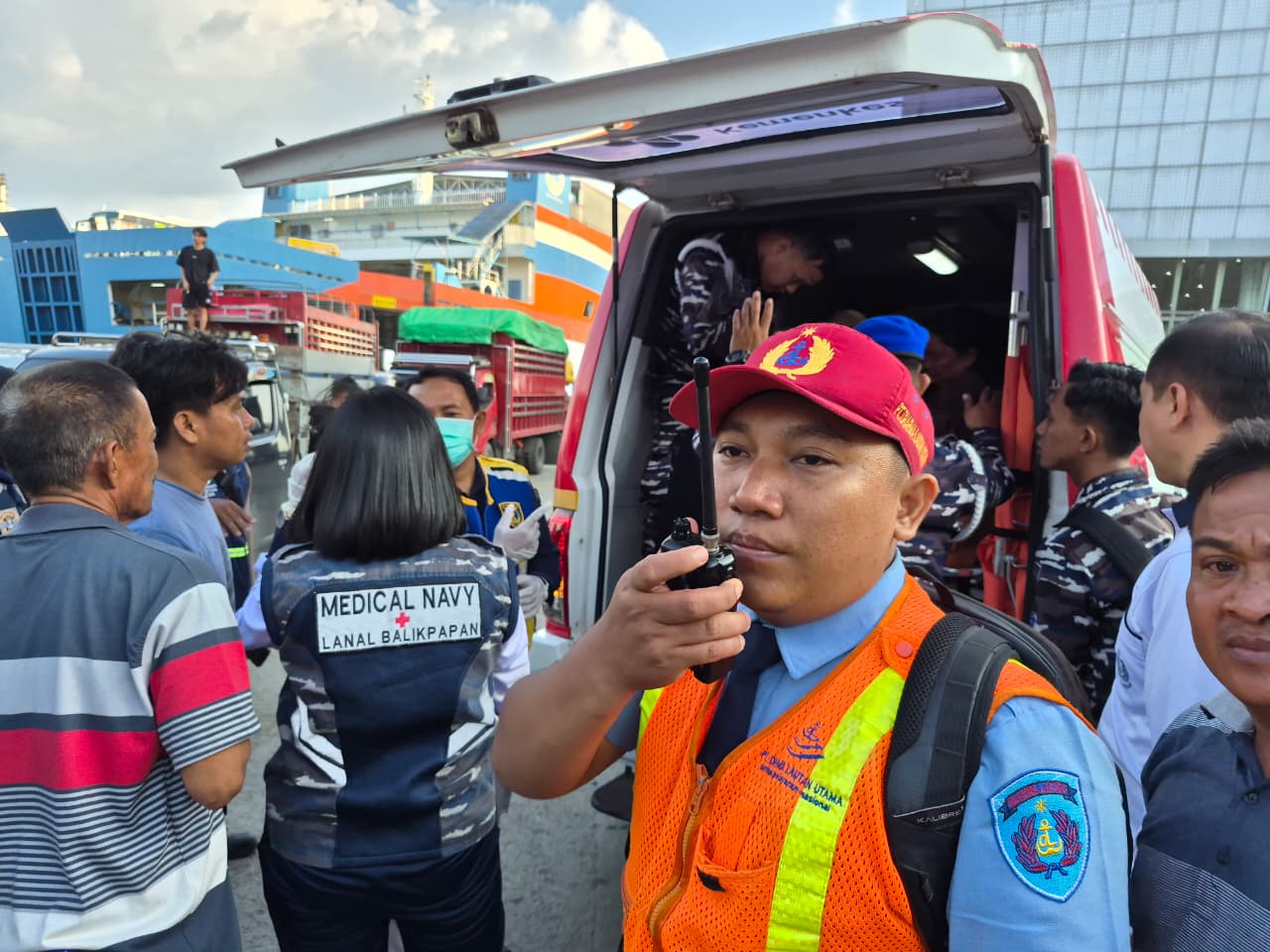 WhatsApp Image 2026-01-27 at 19.25.18 (1) Prajurit Lanal Balikpapan Membantu Evakuasi Penumpang KMP Dharma Kartika IX