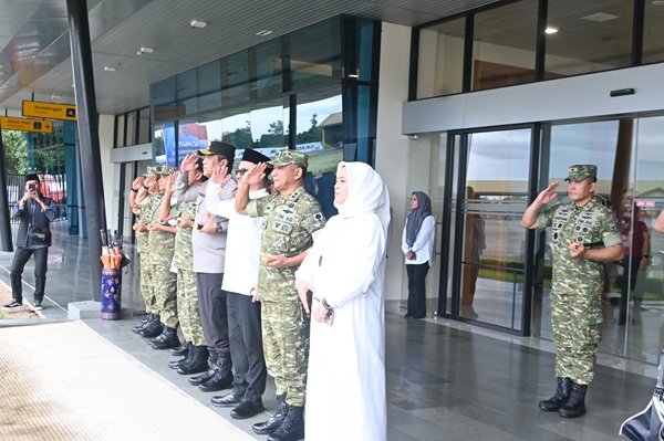 1001910618 Danlanud Sultan Hasanuddin Sambut dan Hantar Kunjungan Kerja Wamenhan RI di Makassar