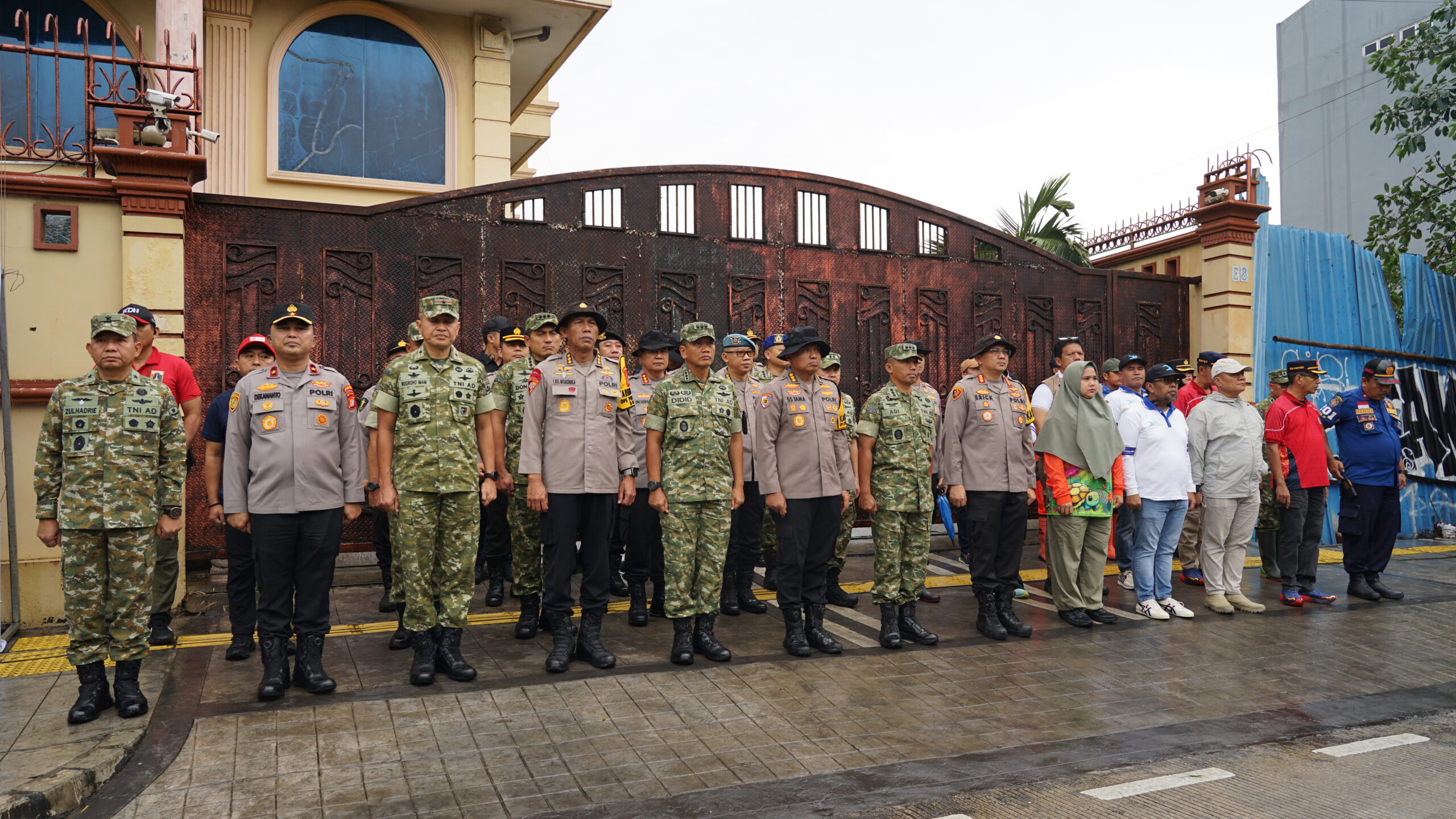 Jaga Jakarta Bersih, Pangdam Jaya Bersama Forkopimda Pimpin Kerja Bakti Serentak di Seluruh Wilayah Kodam Jaya