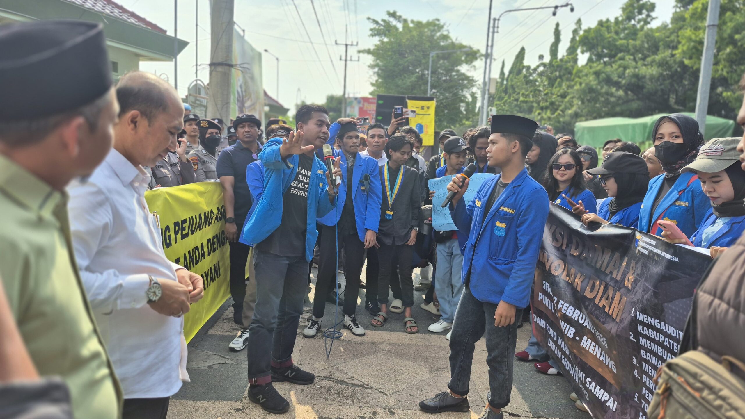 Demo Mahasiswa Soroti Prank Ulang Tahun Ketua DPRD Probolinggo