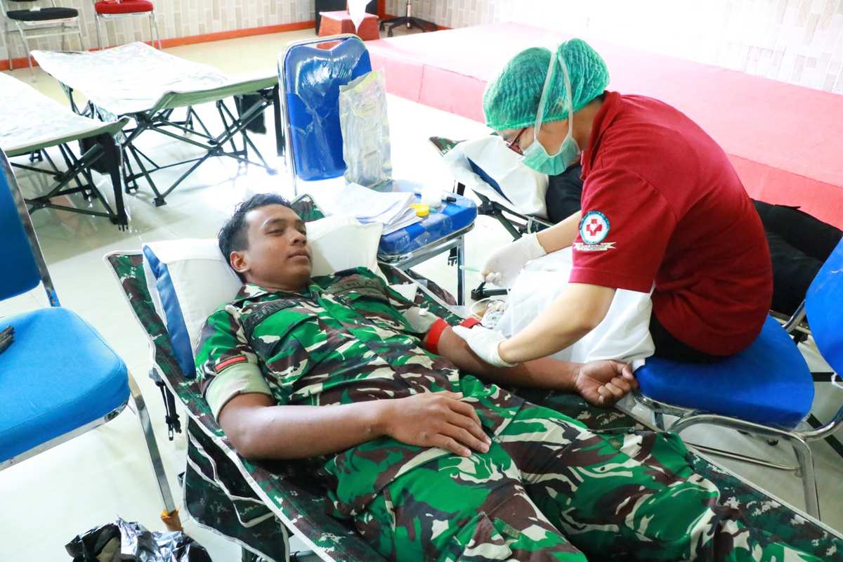 Persit KCK Cabang XXXV Kodim 1710/Mimika Gelar Donor Darah Peringati HUT ke-80