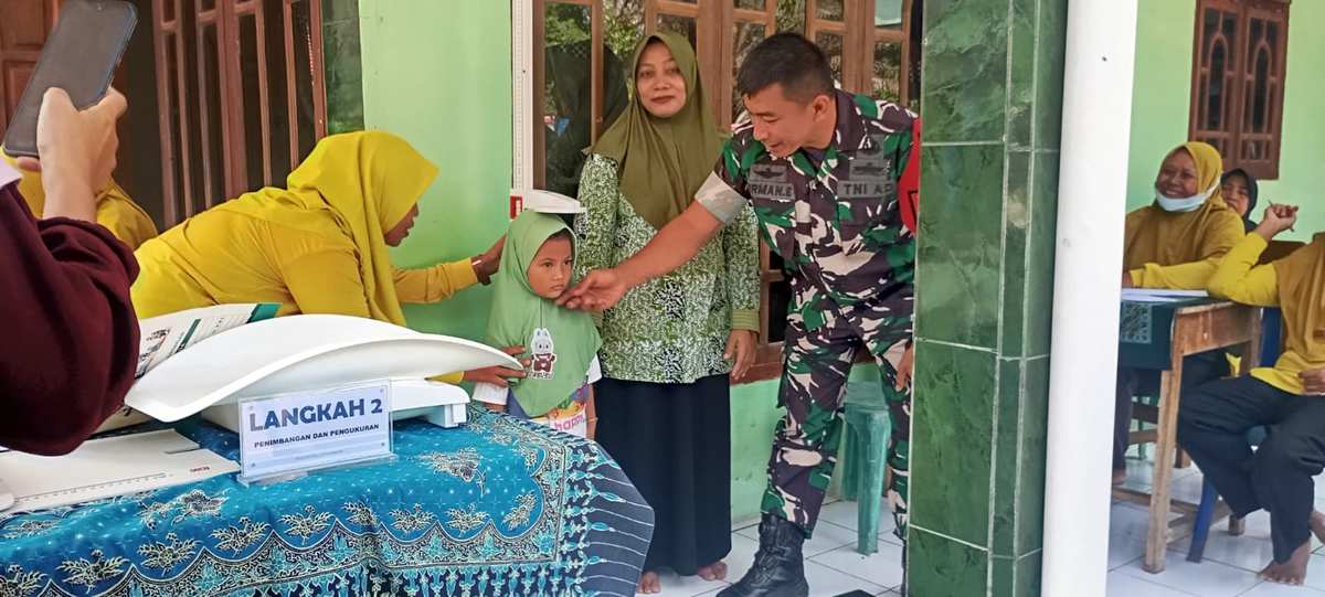 Babinsa Koramil 0820-03/Leces Aktif Komsos dan Dampingi Posyandu di Desa Clarak