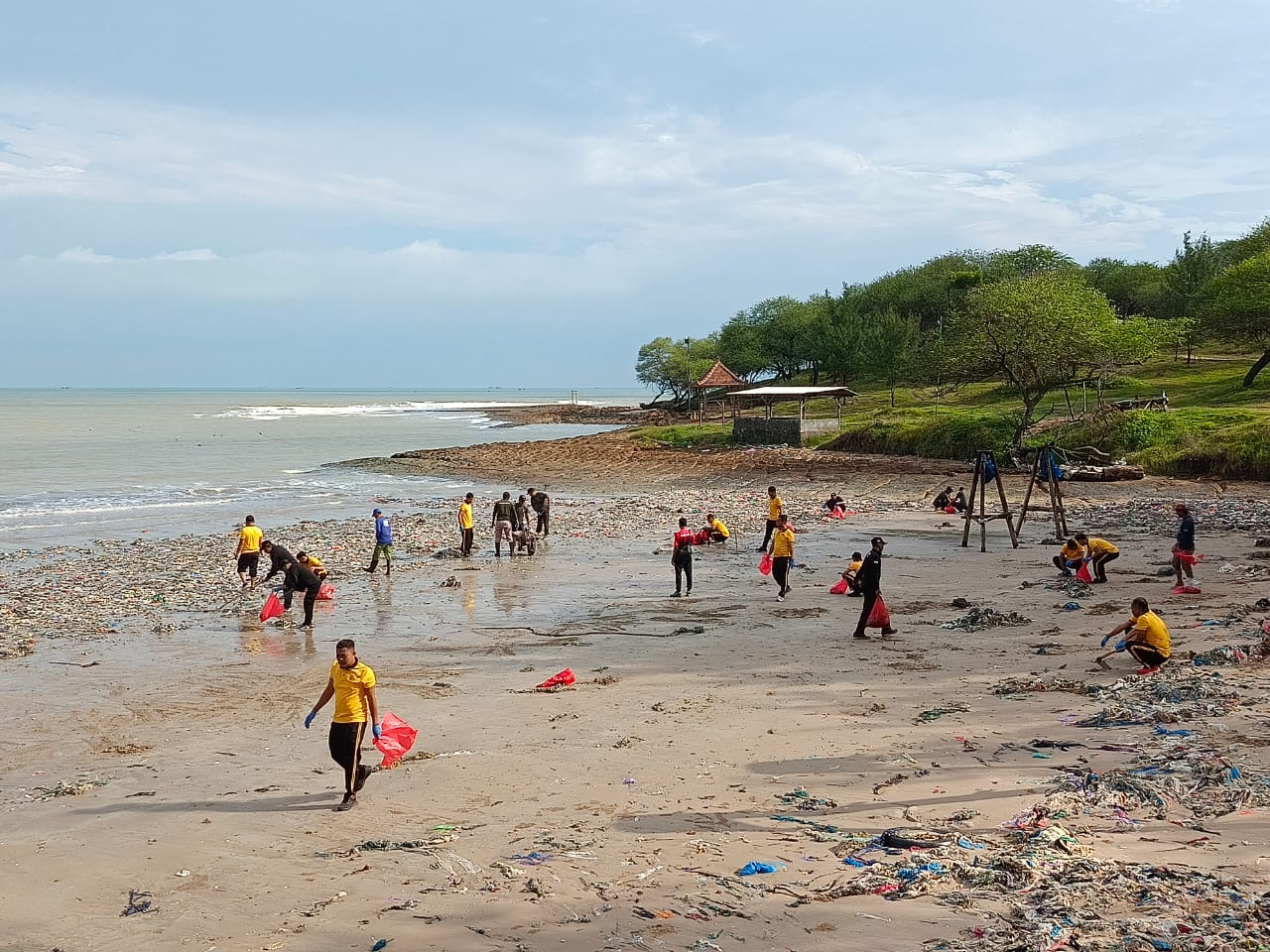 ‎Tiga Pilar Kecamatan Bancar Tuban Bersama Warga Gelar Jum'at Bersih